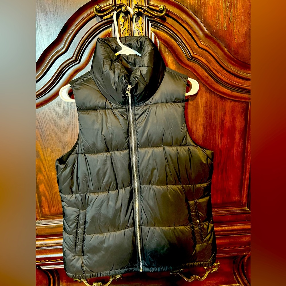Black old navy quilted puffer vest